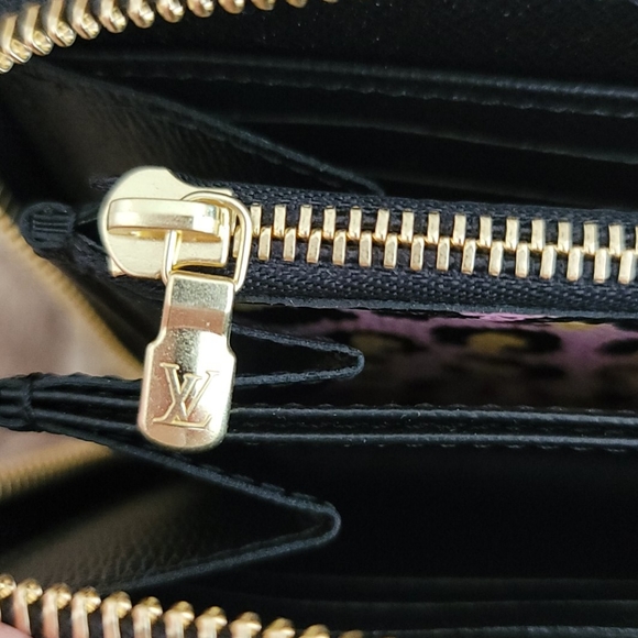 Louis Vuitton Wild at Heart Large Black Monogram Giant Flower Zippy Wallet - Picture 15 of 16